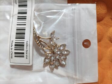 Наборы украшений: Набор бижутерии и аксессуаров Состав: - Брошь в форме пера — 6