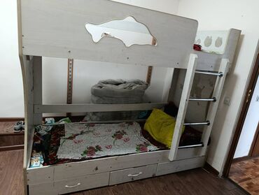 лестница в дом: Двухъярусная кровать из светлого дерева с интегрированной лестницей и