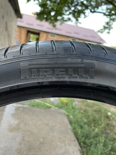 нижняя губа: Шина Pirelli предназначена для легковых автомобилей. Она обеспечивает