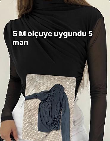 Qadın bluzası – qara rəng - Model: Yüksək yaxalı, asimmetrik drapeli