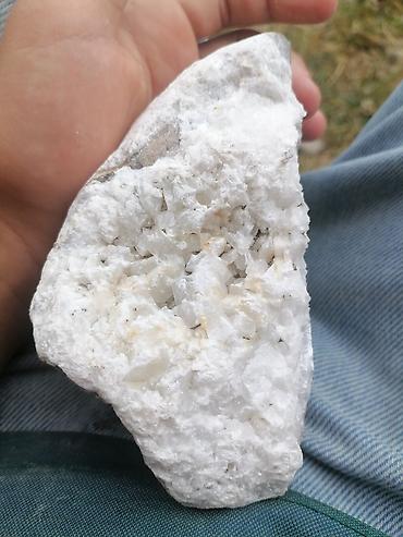 продам ворота бу: Ağ kvars damarından çıxmış təbii kolleksiya nümunəsi - Material — 3