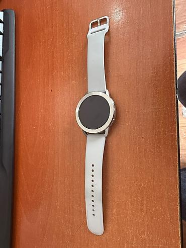 samsung watch 1: Ağıllı saat – dairəvi metal gövdə, ağ/südlü rəngli silikon qayış — 1