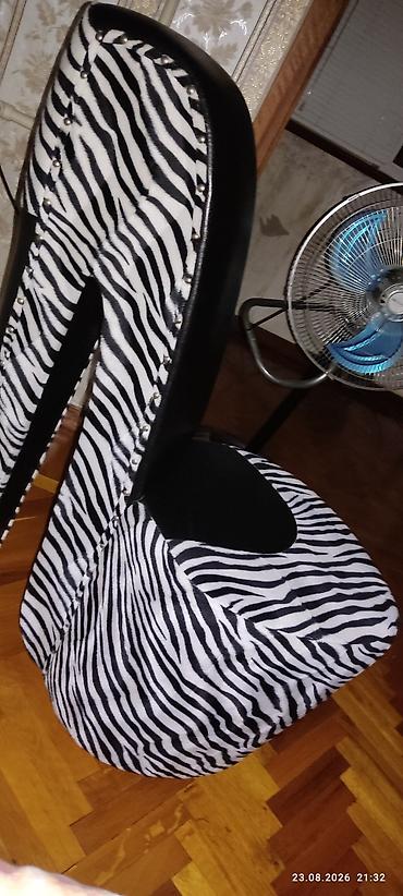 stul uzluyu: Zebra naxışlı dekorativ oturacaq kreslo. Qara-ağ dizaynı ilə interyerə — 5