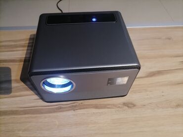 Projektori: Multimedijalni Smart Android projektor – LED Ima fleku u slici. - — 1