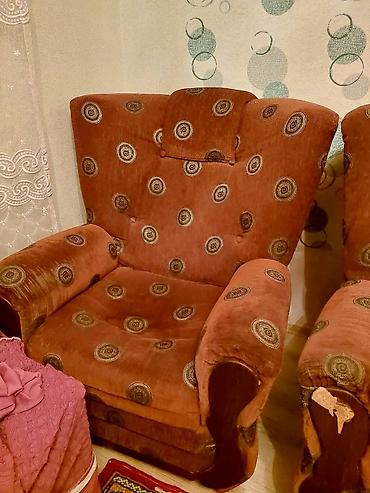taxt kravatlari: Klassik üslubda 1 divan və 2 ədəd kreslo dəsti satılır. Divan açılır — 2