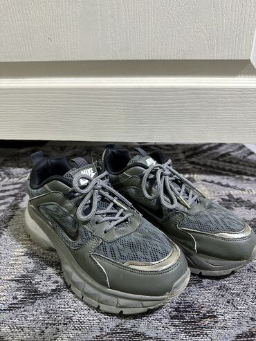 Кроссовки и спортивная обувь: Продаю необычные кроссовки серого цвета. Подойдут на весну, осень и
