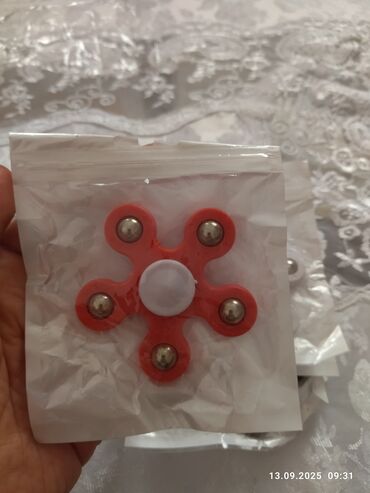 Oyuncaqlar: Spinerlər.Hamısı təzədir.Hər rəngləri var. Qutudakı spinerlər-7 azn — 3