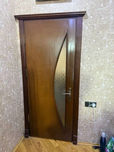 Входные двери: 3 ədəd satılır Material: Şpon 🚪 Zövqlü Dizayna Malik Taxta Otaq