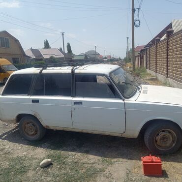 лада 014: Универсал Lada белого цвета с багажником на крыше. Автомобиль оснащен