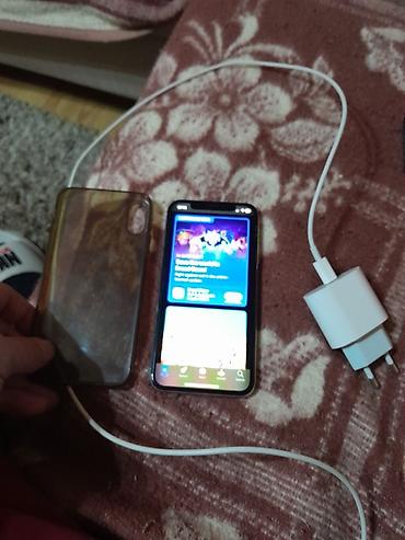 Apple iPhone: Apple iPhone X (srebrni) + punjač - Ekran 5.8" Super Retina OLED — 15