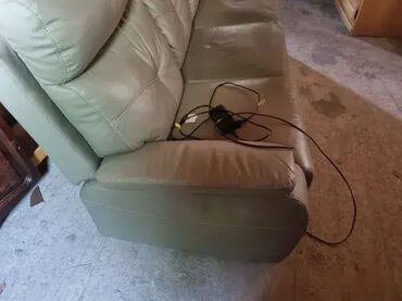 Sofe i kaučevi: Odlican kozni trosed ima napajanje strujom i svoj adapter za sklapanje na lalafo.rs — 2 Sofe i kaučevi: Odlican kozni trosed ima napajanje strujom i svoj adapter za sklapanje — 2