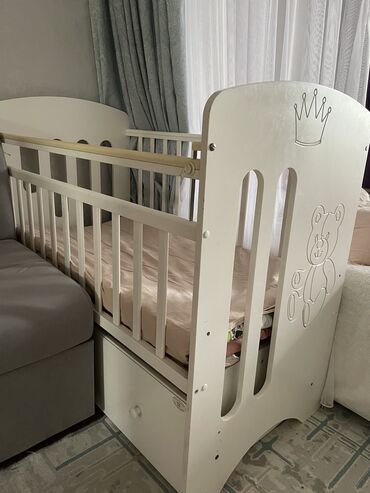 детская кроватка с матрацем: Продаю кровать 
Имеется система маятника
И большой вместительный ящик