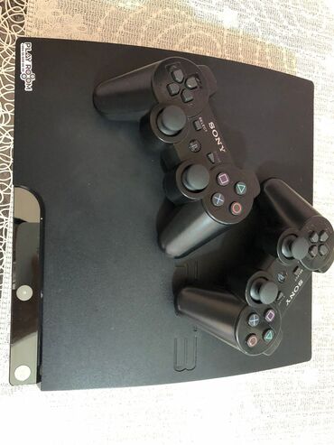 Sony PlayStation 3 oyun konsolu iki ədəd "SONY" markalı pultla