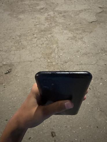 Ağıllı telefon - Rəng: qara - Korpus: yuvarlaq kənarlı, birləşmiş