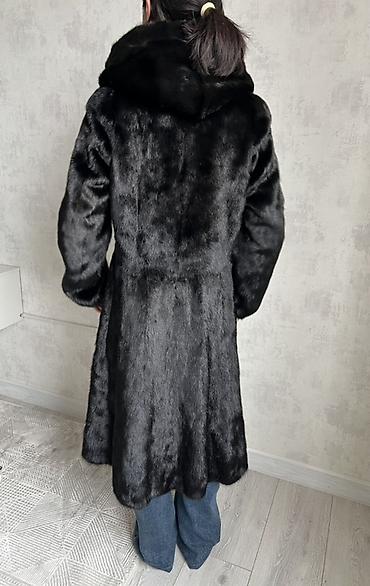 Шубы: Шуба из норки, черного цвета, с капюшоном. - Размер: 38 (44) - Длина — 4