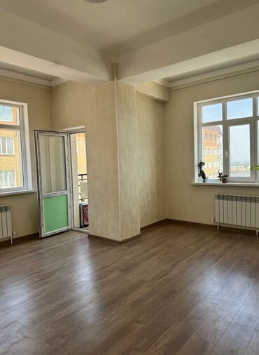срочно продаётся 1 комнатная квартира в районе ошского рынка по улице кенсуйская: 2 бөлмө, 59 кв. м, Элитка, 6 кабат, Косметикалык ремонт