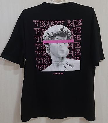 t shirt: Qara qısaqoll T‑şört – “TRUST ME” printli - Rəng: qara - Ön tərəf — 1