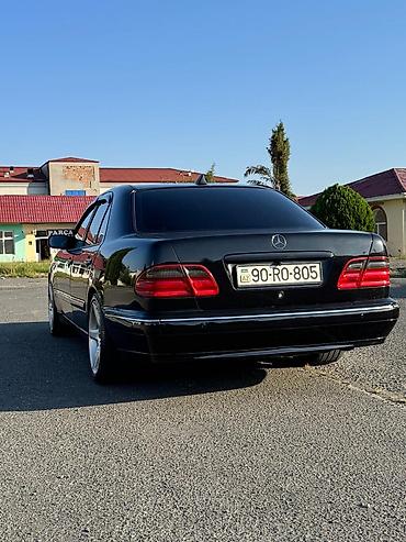 w210 panel: Mercedes‑Benz E‑Class (W210) sedan, qara rəng, tünd plyonka ilə — 2