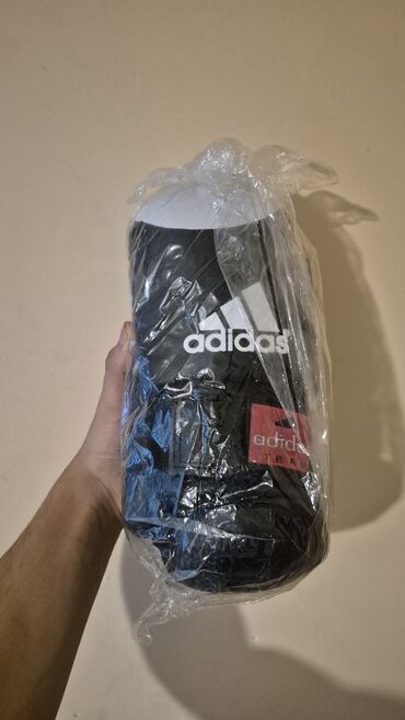 qara elcek: Adidas boks əlcəkləri - Rəng: qara, ağ loqolu - Model üzərində