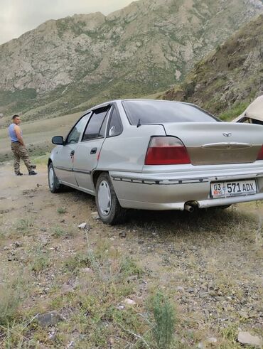 хюндай клик: Седан Daewoo Nexia серебристого цвета с классическим кузовом