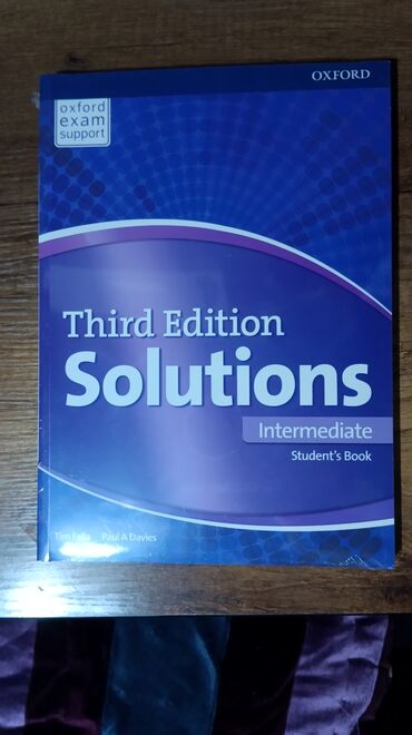 книга solutions pre intermediate: Oxford third edition solutions intermediate, 10 класс, оригинальная