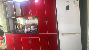 пластмассовый шкаф: Кухонный гарнитур, Шкаф, цвет - Красный, Б/у