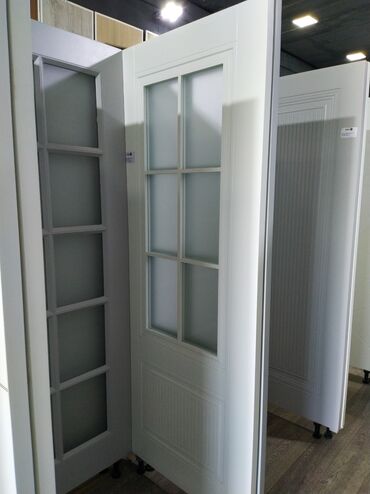 qapi mdf: Ağ rəngli daxili qapı, yuxarı hissəsində şəbəkəli buzlu şüşə panelləri