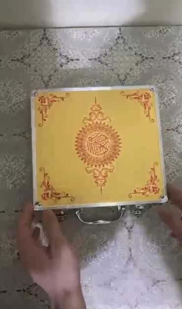 Dini kitablar: .Demir quran qablari 80 manatdan baslayir. Plastik quran qablâri 50 — 23