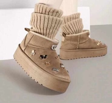 kramponi za obucu: Ugg mini boots