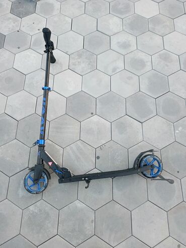 Trotineti, skejtbordovi i hoverbordovi: Na prodaju dva trotoneta, jedan je marke Cirvit nosivosti do 100 kg, a — 8