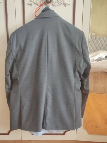 Pencəklər: Suvari marka kostyum.Sadəcə 2 dəfə son zəng üçün geyinilib