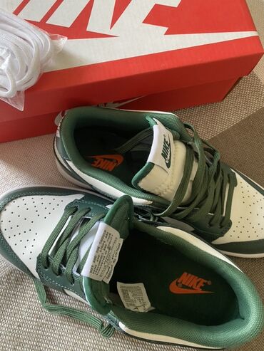 день и ночь: Кроссовки Nike Dunk Low в зелено-белой расцветке. Верх выполнен из