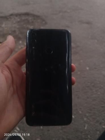 qara çanta: Məhsul: Ekranı qırıq smartfon Təsvir: - Damla tipli ön kamera — 3