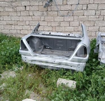 Yan və salon güzgüləri: Gümüşü rəngdə olan avtomobil kuzovu satılır. Kuzovun arxa hissəsi