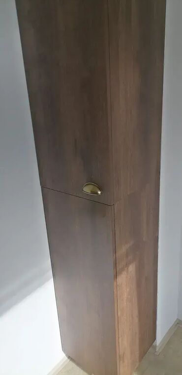 Ormari: Cipelarnik 23 Materijal: Univer debljine 18 mm u belom dekoru. Tamni — 7