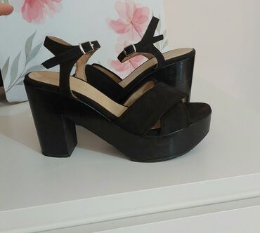 ugg plitke cizme sa platformom: Sandale, Zara, 39