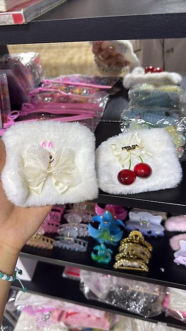 şahmerdan macun terkibi: Plyuş kosmetik/aksesuar kisələri – ağ rəngdə, yumşaq xəz materialdan — 1