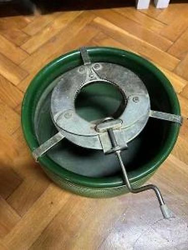 stocic za kafu: Zeleni metalni stalak za jelku sa mehaničkim stezačem - Materijal — 10