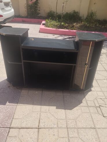 soba mebel ici: Sumqayıt şəhər 20 mikrorayon ərazisində qara rəngdə televizor altlığı