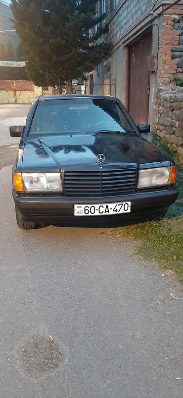 7 nəfərlik avtomobillər: Qara rəngdə olan Mercedes-Benz avtomobili. Modelin xarakterik dizaynı