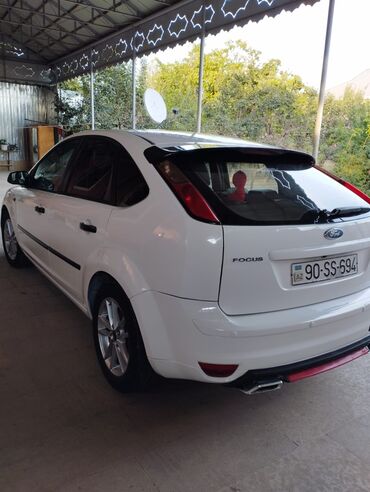Ford: Ford Focus: 1.6 l | 2006 il 367447 km Hetçbek — 3