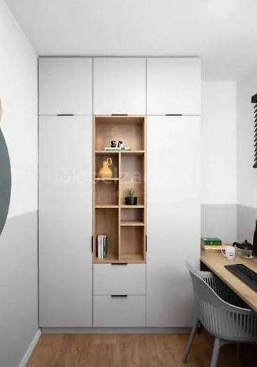 duz masa: Minimalist divarboyu şkaf - Dizayn: Ağ mat qapılar və açıq ağac — 1