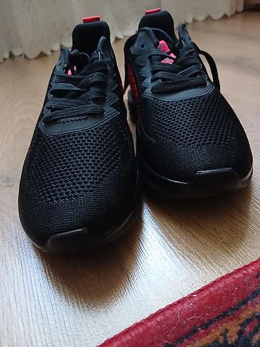 Kişi ayaqqabıları: Məhsul: Kişi idman ayaqqabısı – qara/qırmızı - Stil: “SPORT” loqolu — 5