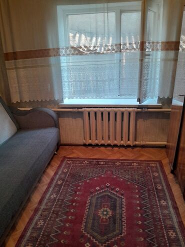 дом последующим выкупом: Комната в квартире - Уютная комната с двумя окнами: пластиковые рамы