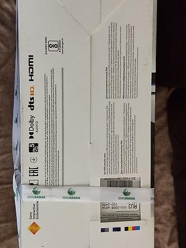 playstation isci: Sony PlayStation 5 (PS5) oyun konsolu. Qutunun üzərində göstərilən — 3