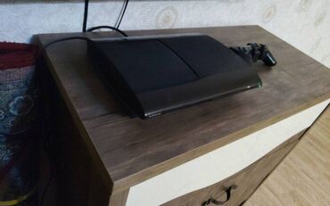 pleystein 3: Playstation 3 super slim 500GB 2 joystick + kabeller + yaddashinda 40