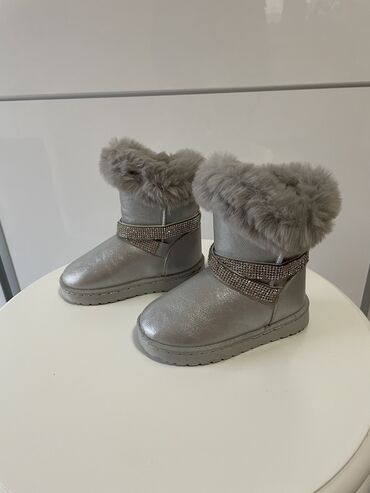 Čizmice kao Ugg sa krznom su nove, ali zbog škrabotine na djonu koje