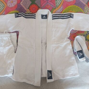 İdman formaları: Ağ rəngli Adidas kimono dəsti. Dəstə pencək, şalvar və kəmər daxildir