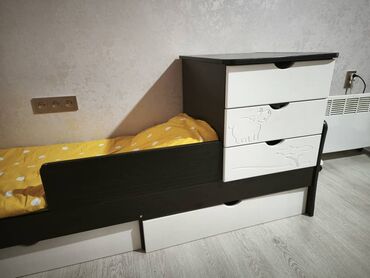 кровать трансформер детская 3 в 1: Продам детску кроватку, 2 шкафчика снизу, 3 на тумбочке. Все съемное
