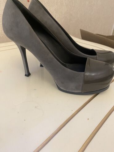 Tuflilər: İki cüt qadın ayaqqabısı və uyğun çanta dəsti 1) Lolita Botti leopard — 23